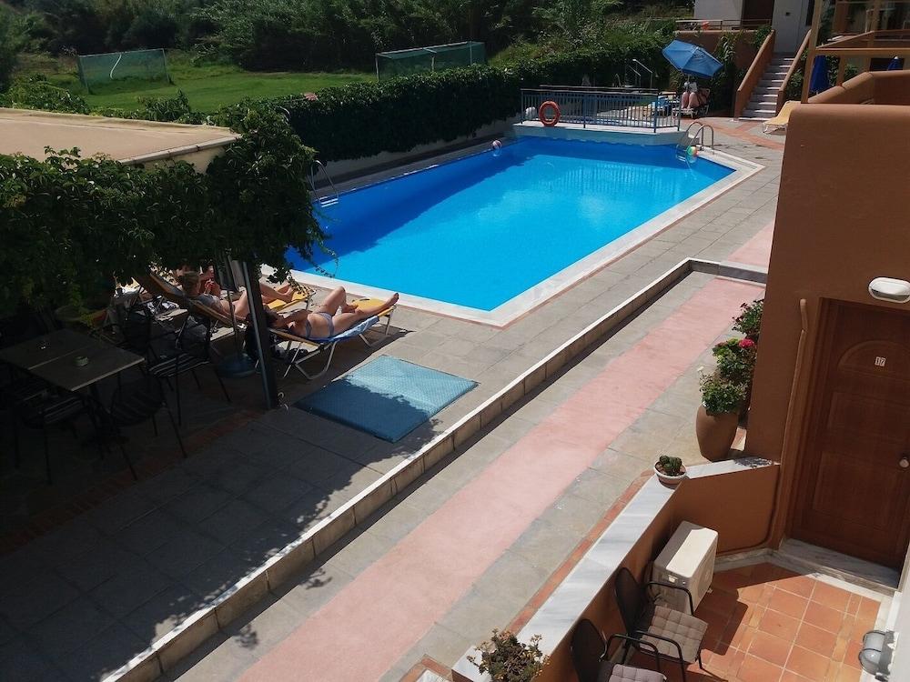Alexandros M Aparthotel Maleme  Exterior photo